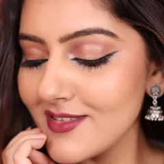 This soft cut crease look is a great example of subtle glam. It defines the eyes beautifully without being too heavy, making it perfect for brunches, dates, or daytime events.