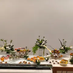 A feast for the eyes and the taste buds. This beautiful spread combines delicious bites with stunning floral arrangements for a truly memorable catering experience.