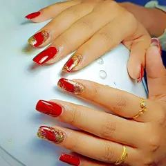 A classic festive combination of rich red and sparkling gold. These square-shaped gel extensions feature a glitter gradient starting from the cuticle, making them perfect for Karwachauth, Diwali, or any party.