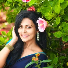 This outdoor portrait session highlights natural beauty. Using the soft light and vibrant greenery, I captured a serene and elegant portrait that feels both classic and fresh.