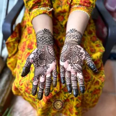 This was a Karwa Chauth design for a wonderful client. The pattern is a mix of traditional Indian motifs, with delicate floral work and detailed netting on the fingers and wrist.