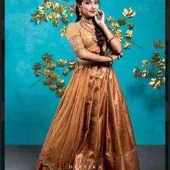 A full-length view of this beautiful Langa Voni. The traditional braid and temple jewelry complete this classic South Indian look.
