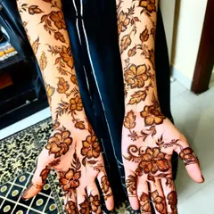 This full-sleeve design features a beautiful pattern of hibiscus flowers and leaves, creating a stunning botanical look.
