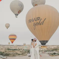 A truly magical moment as a couple kisses amidst the hot air balloons of Cappadocia, Turkey. I plan these iconic shots to give you a once-in-a-lifetime pre-wedding experience.