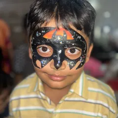 Become your favourite superhero with my face painting! This Batman mask with a touch of glitter is one of my most popular designs for boys' parties.