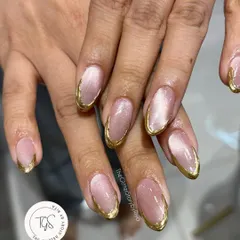 A full view of the stunning gold-dipped cat-eye nails, a perfect combination of texture and shine for a luxurious finish.