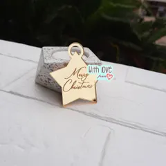 A simple and elegant star-shaped ornament with "Merry Christmas" engraved in a lovely script. This mirror gold acrylic tag is perfect for decorating your tree or adding a special touch to a Christmas hamper.