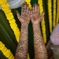 Here’s the design against a festive yellow backdrop. The contrast really makes the dark henna pop. This is the fresh stain, which will darken beautifully over the next 48 hours.