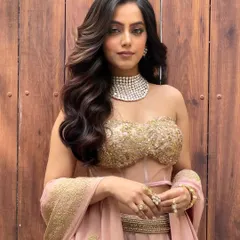 A beautiful portrait showcasing big, bouncy waves. This open hairstyle is perfect for a bride who wants a glamorous yet effortless look for one of her pre wedding functions.