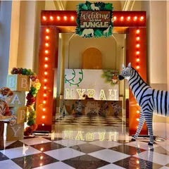 The full jungle entrance setup, showcasing the lit archway, personalized name display, and animal props. This design transforms a simple doorway into a gateway to adventure.