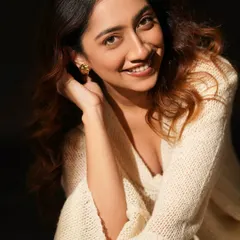 This shot captures a beautiful, natural smile. The makeup is warm and sun-kissed, and the hair has soft, beachy waves, creating a relaxed and happy vibe.