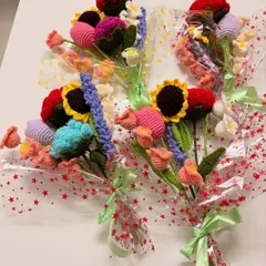 For those who love variety, I create these mixed flower bouquets. This one features sunflowers, roses, tulips, and lavender, all handcrafted from yarn in a vibrant, eye-catching arrangement.