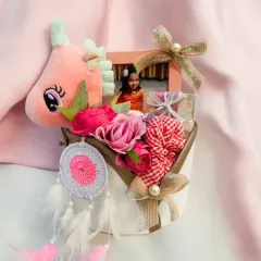 A bundle of joy for a little star. This kids' hamper includes a unicorn plushie, a dreamcatcher, a personalized photo frame, and other cute items in a stylish trunk.