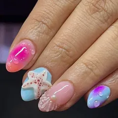 Holiday nails, beach edition. This set features 3D elements like a starfish, a seashell, and water droplets for a fun, textured look.