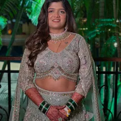 The glow hits different on your reception night. This look features a soft glam makeup style that complements her intricately embroidered lehenga.