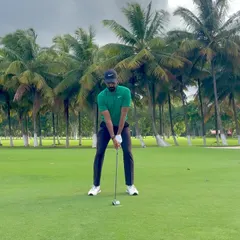 Everything starts with the right setup. Here, you can see the correct posture and alignment before initiating the swing, a fundamental I teach to all my students, from beginners to advanced players.