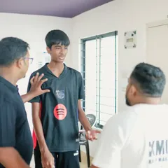 An instructor provides personalized feedback to a participant during a training scenario. This hands-on approach ensures every student understands the application of the techniques.