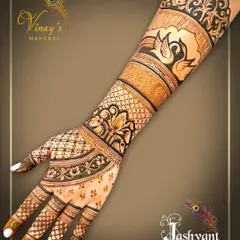 A graceful back-hand design with swans and lotus flowers. The flowing lines and delicate jaal work create a very feminine look.