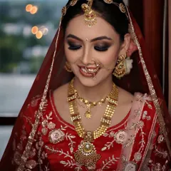 The perfect bridal smile. This look features a dramatic smokey eye, contoured cheeks, and a traditional matha patti, creating a timeless and graceful appearance.
