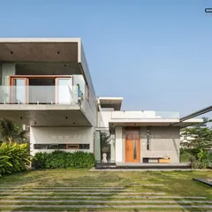 The Quarry House features an 18-foot cantilevered volume, creating a powerful statement of modern design. This floating mass houses private spaces while sheltering the outdoor areas below.