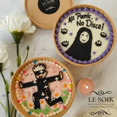 A pair of anime-themed cake tubs ready to go. These custom designs are a great way to surprise a friend with a cake that truly reflects their personality and interests.
