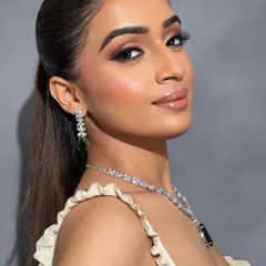 A sharp, winged eyeliner and a soft neutral lip create a timeless and iconic look. Mastering this kind of precision is a core focus in my Advanced Pro Makeup Course, perfect for artists ready to elevate their skills.
