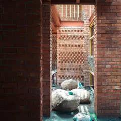 During the construction of a new project, we explore patterns and textures with exposed brickwork. This attention to material detail, even in the early stages, is fundamental to our design process.