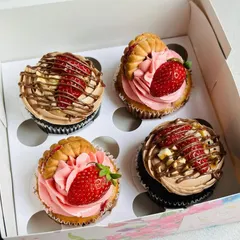 For those who love fruity and rich flavors, I offer this gourmet strawberry assortment. It includes a Jimjam strawberry cupcake with a biscuit and fresh strawberry, and a Nutella strawberry cupcake with a chocolate drizzle and chopped nuts.