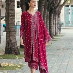 This rich magenta kurta set is another favorite from my Oon collection. The intricate print and warm fabric make it a perfect statement piece for winter.