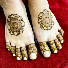 A pretty and simple mandala design for the bride's feet. This is a great option for brides who want an elegant touch without full coverage.