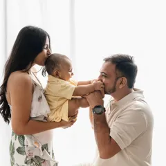 A sweet moment between father and child, with the mother looking on. I focus on capturing these small, loving gestures during my family sessions.
