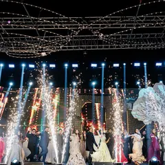 This is how we end a sangeet night, with a grand finale that brings everyone together. This shot captures the explosive energy of a full-family performance, complete with perfectly timed pyrotechnics that light up the stage and create a memory for a lifetime.