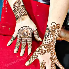 I love playing with asymmetry in my designs. Here, one hand features a peacock on the fingers, while the other has a graceful swirling pattern, creating a balanced and modern look.
