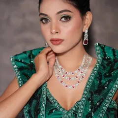 In my course, you will also master modern, glamorous makeup. This is a cocktail look we created, focusing on a sharp, defined eye and glowing skin, perfect for evening events and parties.