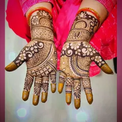 This design is filled with delicate floral patterns on the palm and wrist, creating a very feminine and elegant look.