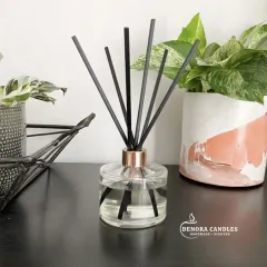To suit a more modern aesthetic, I offer my reed diffusers with different finishes. This version features a stylish rose gold cap and bold black reeds, perfect for contemporary home decor.
