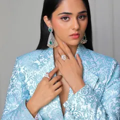 For this fine jewellery shoot, I paired statement diamond and emerald earrings with a powder blue brocade blazer. The styling creates a modern, powerful look while drawing attention to the exquisite craftsmanship of the accessories.