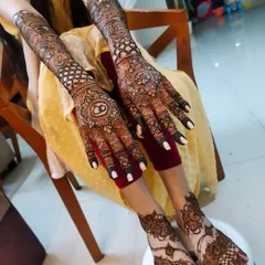 From hands to feet, every detail matters. This full bridal package features intricate designs on both arms and legs, ensuring a stunning look from head to toe.
