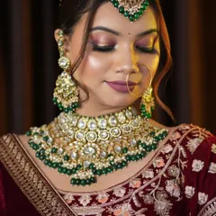 A closer look at the eye makeup for this royal bridal style. The blend of warm tones and shimmer on the lids adds depth, while the perfectly winged liner enhances the eye shape for a captivating gaze.