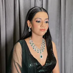 This client looks so elegant wearing the three-layered emerald and American diamond necklace. It’s a perfect statement piece to rent for a wedding or a grand festive party, pairing beautifully with her sequined black dress.