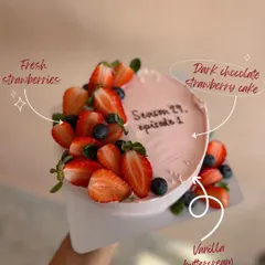 I believe taste is everything, and this cake is proof. It's a dark chocolate and strawberry cake, made with a soft chocolate sponge, vanilla buttercream, and topped with a generous amount of fresh, juicy strawberries and blueberries.