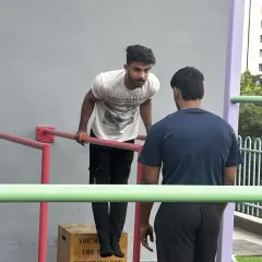 Mastering the dip starts with proper form. Here, a coach provides cues to ensure the chest and triceps are correctly engaged, building a solid foundation for this essential pushing movement.