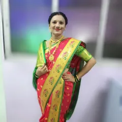 A client dressed in a traditional red and green Paithani saree. This classic Maharashtrian look is perfect for festivals and family functions, and I ensured the drape highlighted the rich peacock border.