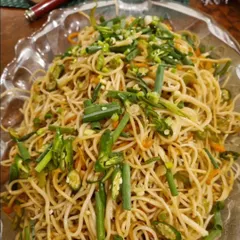 Our Sichuan Pepper Noodles are tossed with fresh vegetables like carrots and spring onions, offering a perfect balance of spice and flavour. A simple yet satisfying dish for any meal.