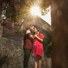 A beautiful sun-flare moment capturing the couple in a warm, natural embrace. This kind of lighting adds a dreamy and romantic feel to candid shots.