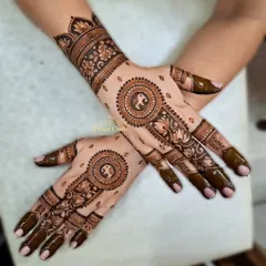 This elegant sider design features a central mandala with an elephant motif. The pattern extends beautifully from the fingers to the wrist, combining traditional symbols with a modern, clean layout.