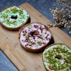 The traditional Ghewar, now with a twist. Here are our three most popular flavours: fragrant Rose, nutty Pista, and classic creamy Malai. There's a flavour for every Ghewar paglu.