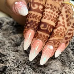 For my brides, I design nails that perfectly complement their henna. This look features a soft airbrushed ombre effect on gel extensions, with a delicate 3D acrylic flower and a single pearl accent for a touch of elegance.