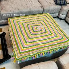 Here you can see the detail of the small flower in the center and the handmade tassels on the large table cover. These little details make each piece special.
