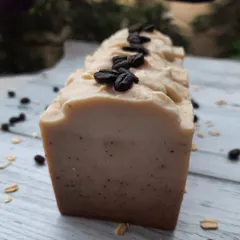 A full loaf of my popular Scrubby Coffee soap, topped with real coffee beans. Made with creamy oat milk and exfoliating coffee grounds, it's an invigorating treat to awaken your skin.
